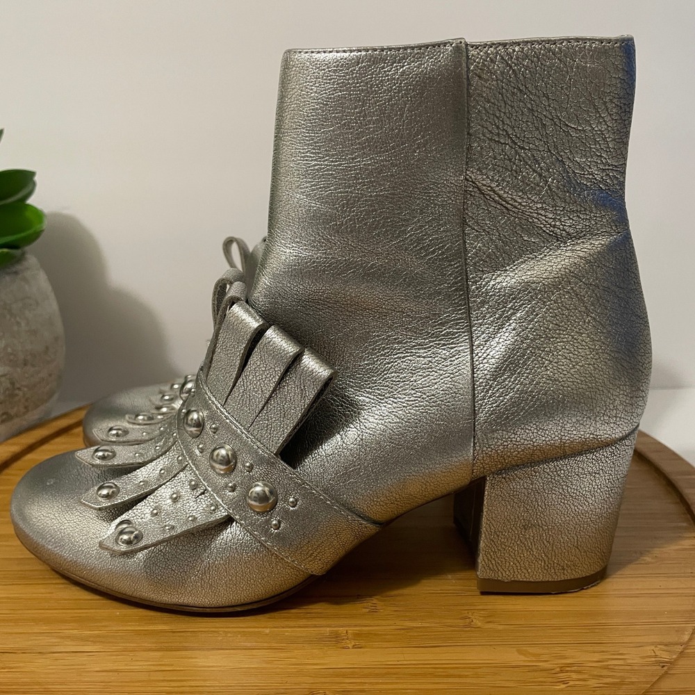 Nine West Qamile Metallic Leather Ankle Boot Women’s 6.5 Silver Fringe Bootie